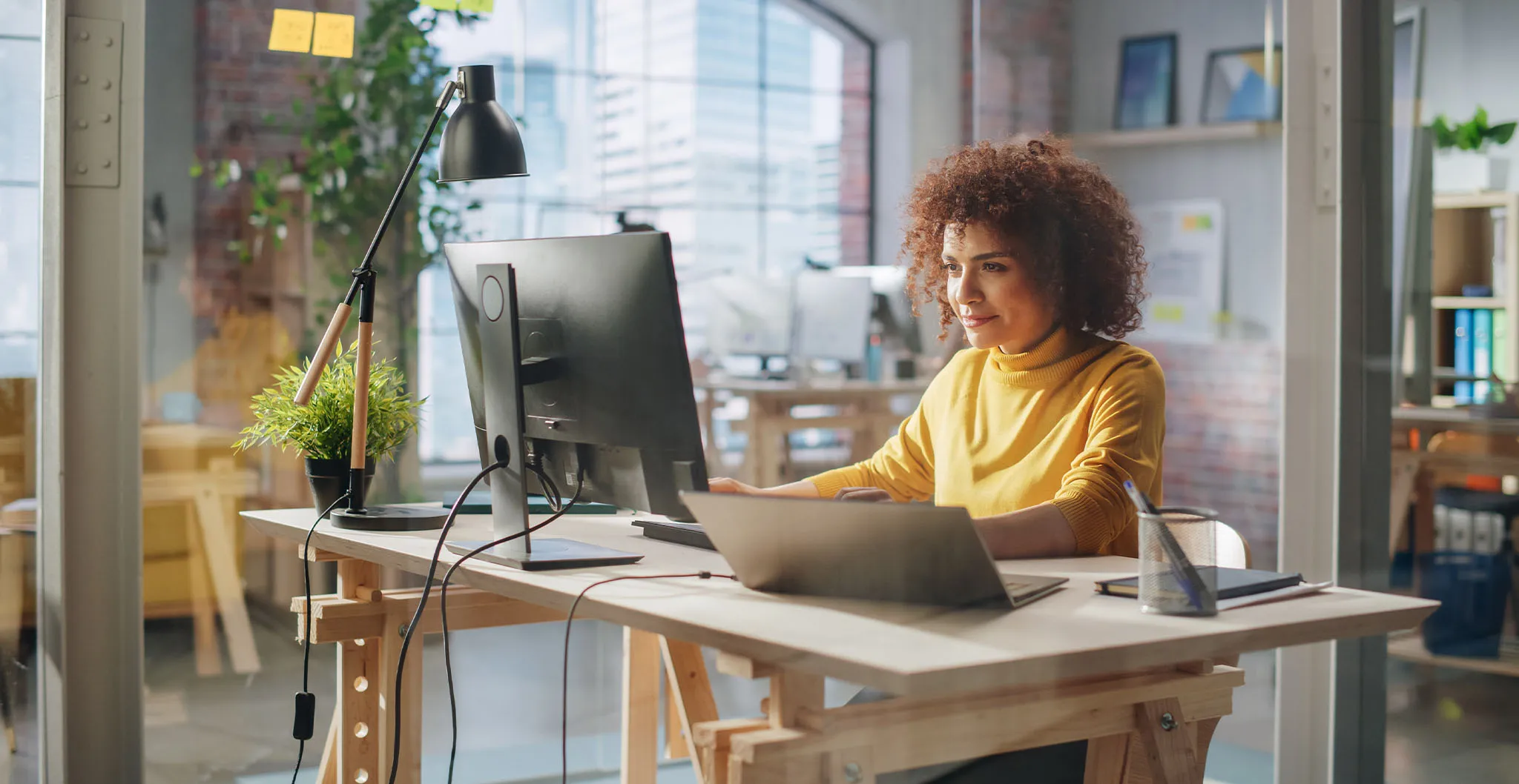 Mitarbeiterin am Schreibtisch im Büro – Onlineshop und JTL-System finanzieren mit Pixsla Finance